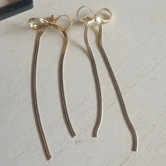 Gold tone bow dangle earrings - Picture 2 of 3